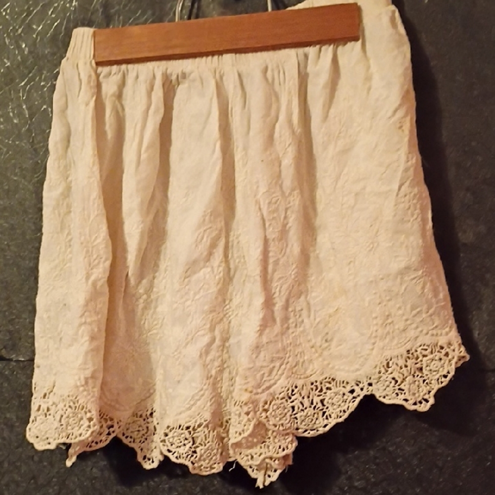 Victorian Style Lace Trim Cream Cotton Shorts. Size Small